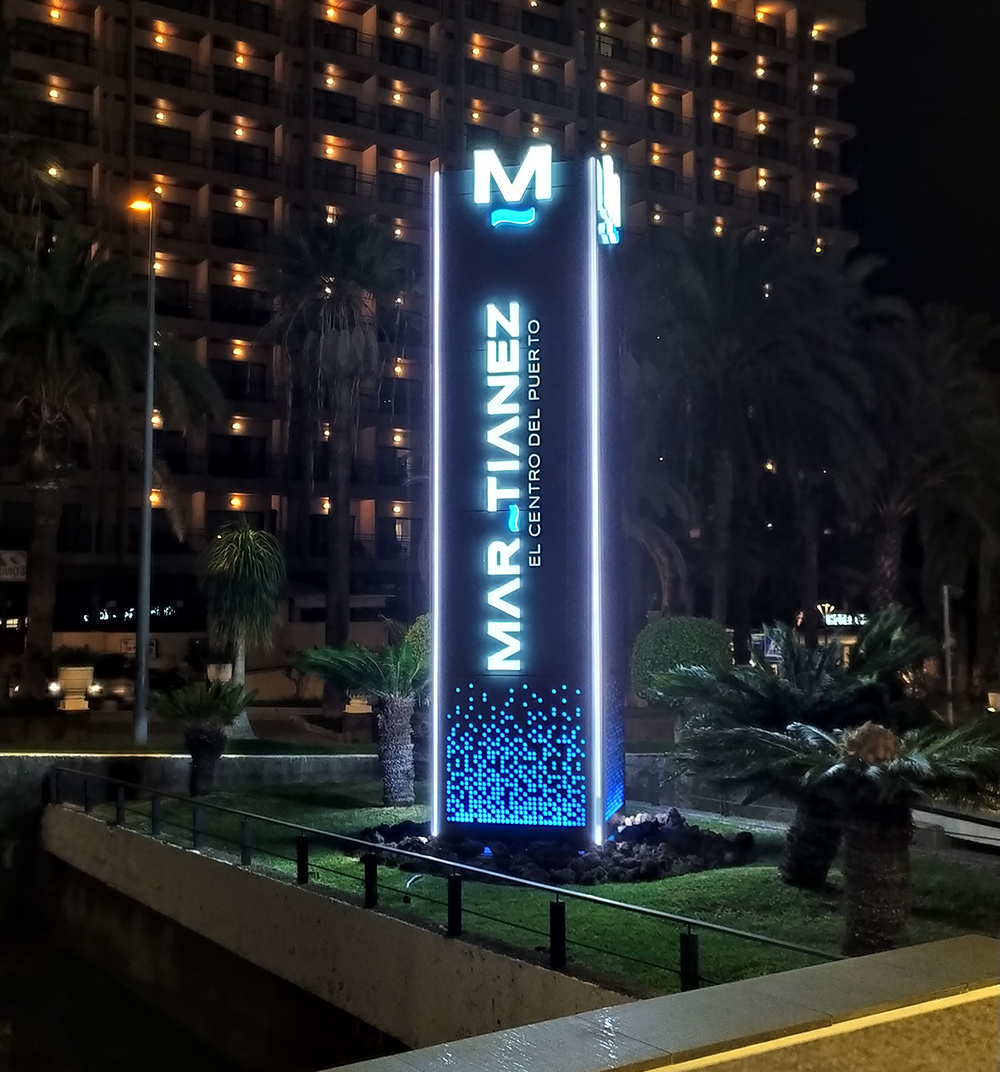 C.C Martianez en el Puerto de la Cruz - Tótem con letras corpóreas